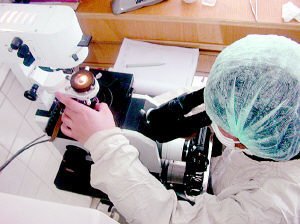 试管胚胎移植后有点腹胀该怎么办